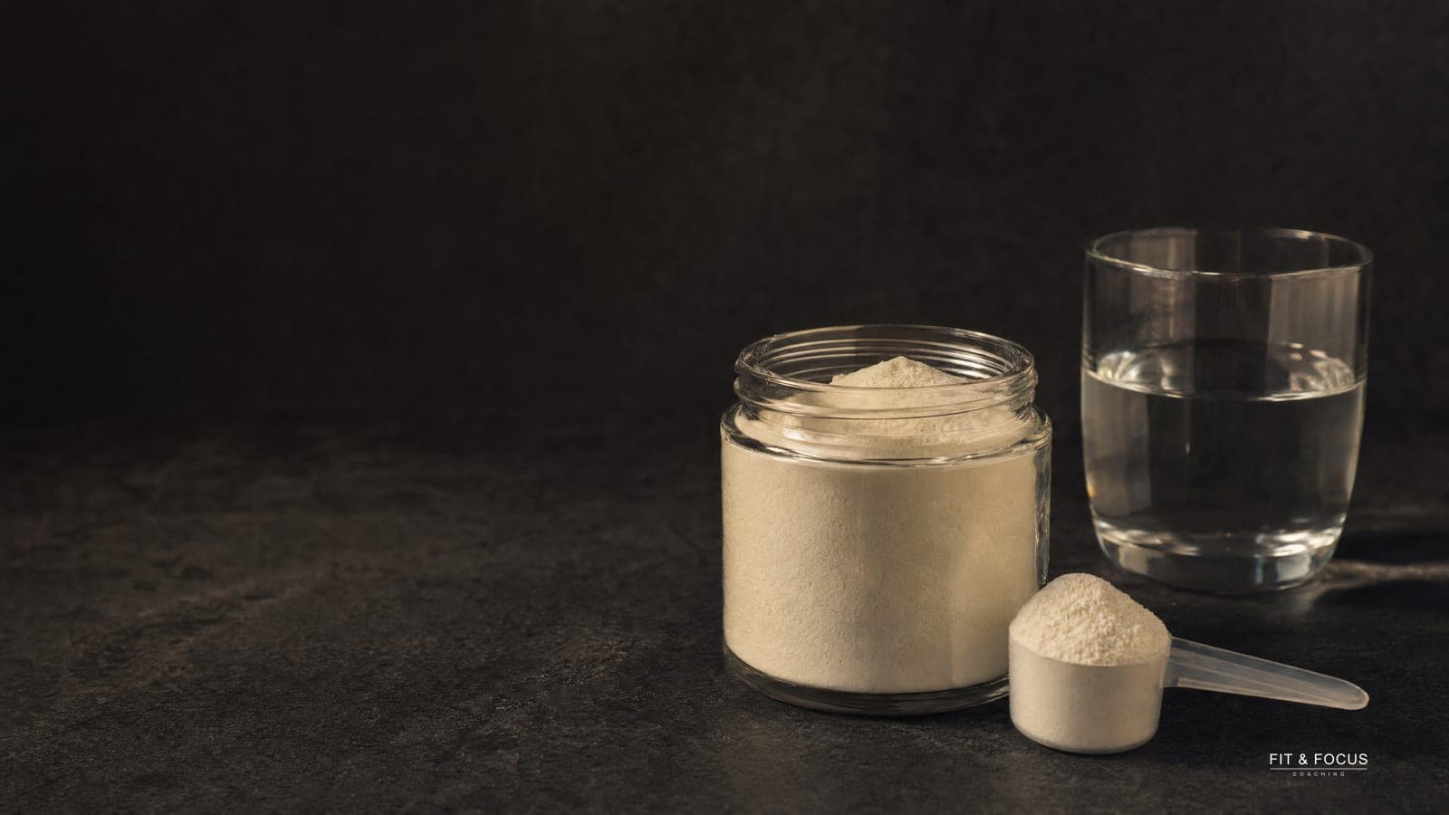 Glazen pot met wit poeder, een maatschepje en een glas water