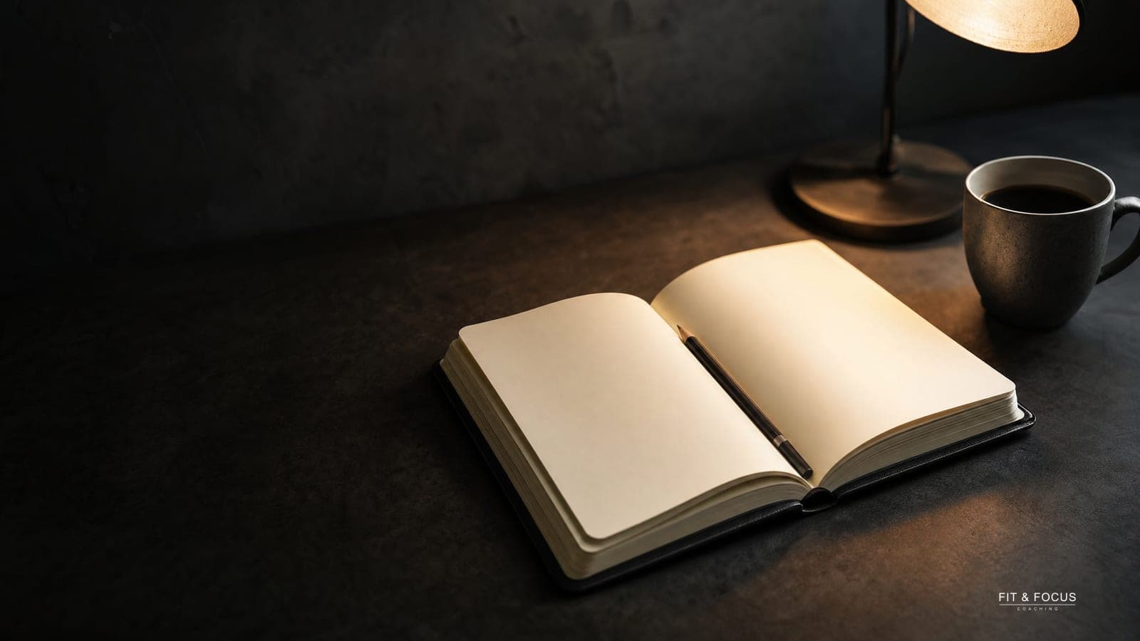 Opengeslagen notitieboek met blanco pagina´s, een potlood en koffie
