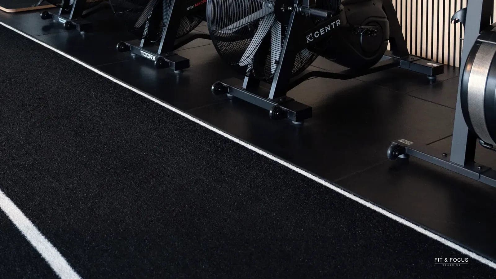 De zwarte sprintbaan met belijning langs de toestellen