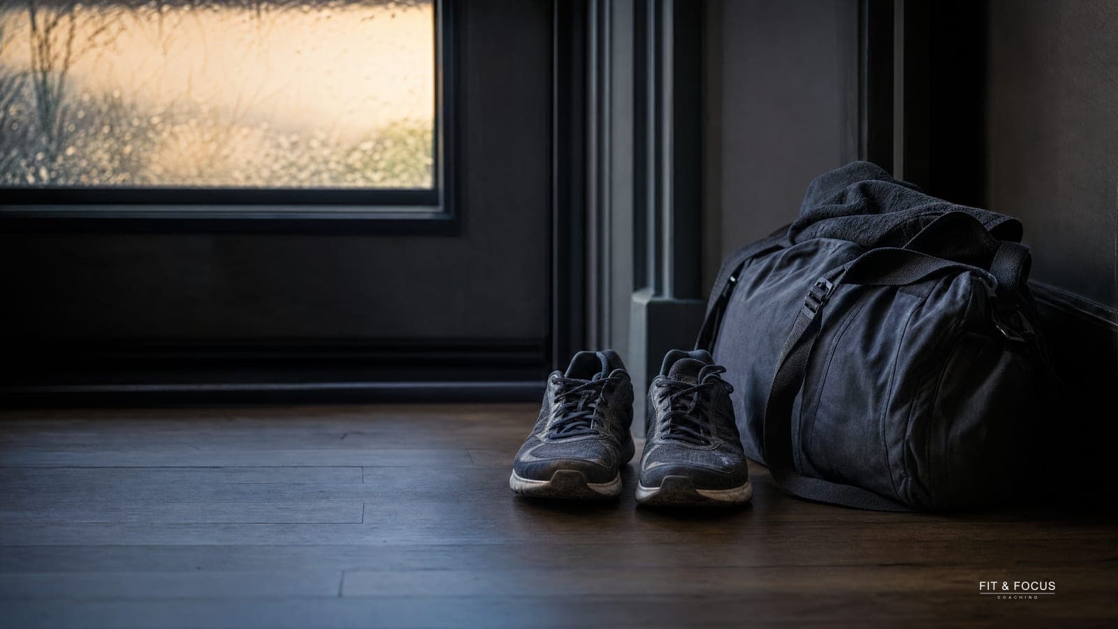 Sportschoenen en een gepakte sporttas bij de voordeur