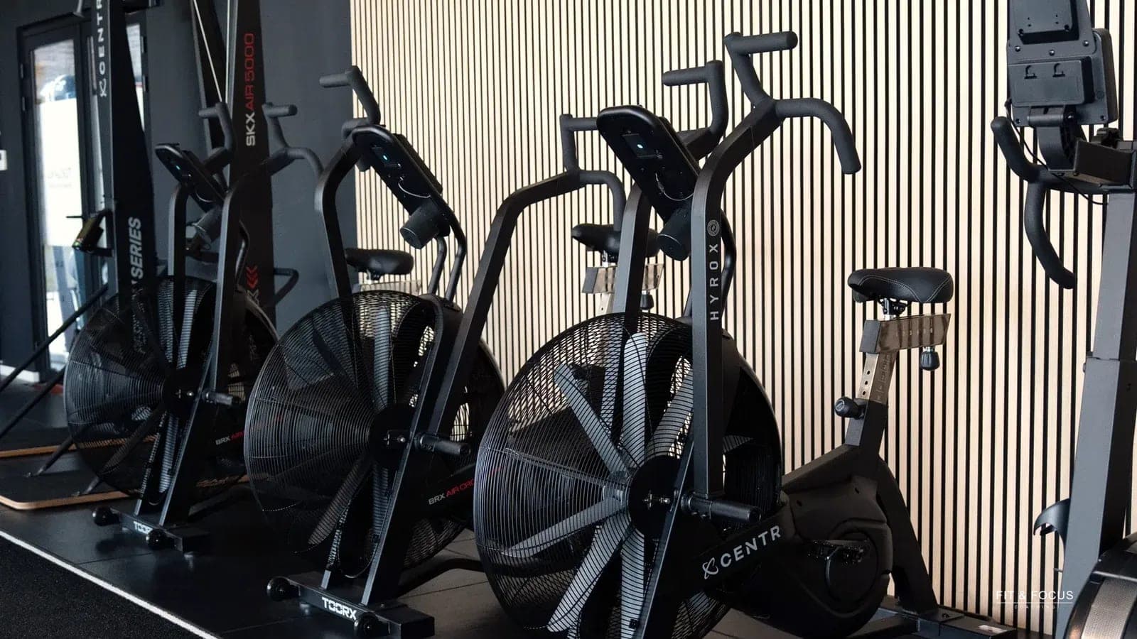 Assault bikes op een rij in de cardiohoek