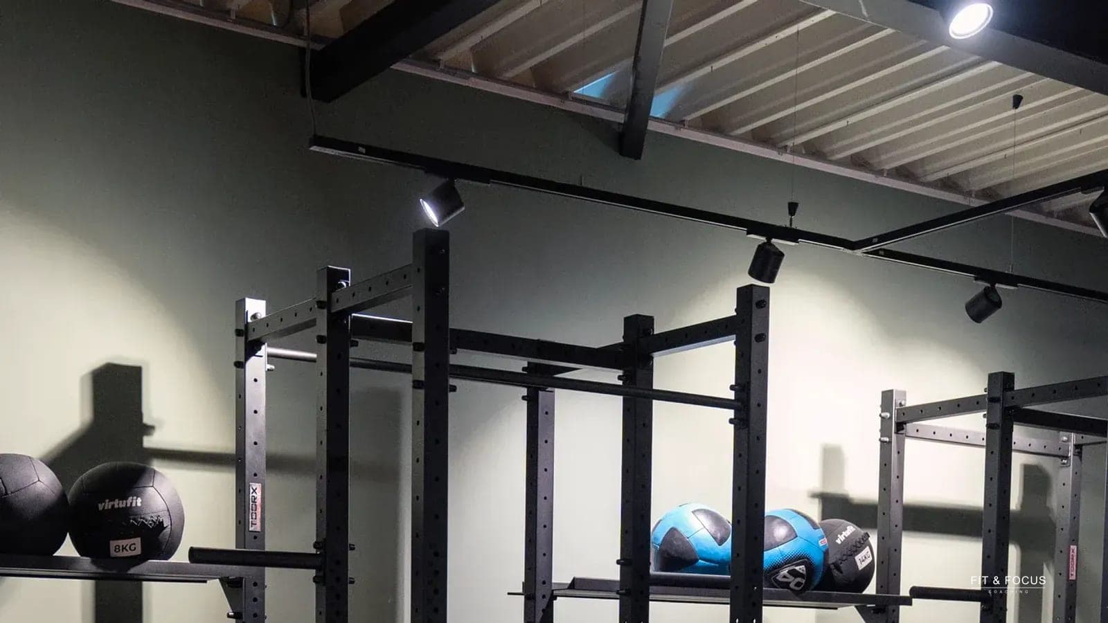 Powerrack met medicijnballen in de trainingsruimte