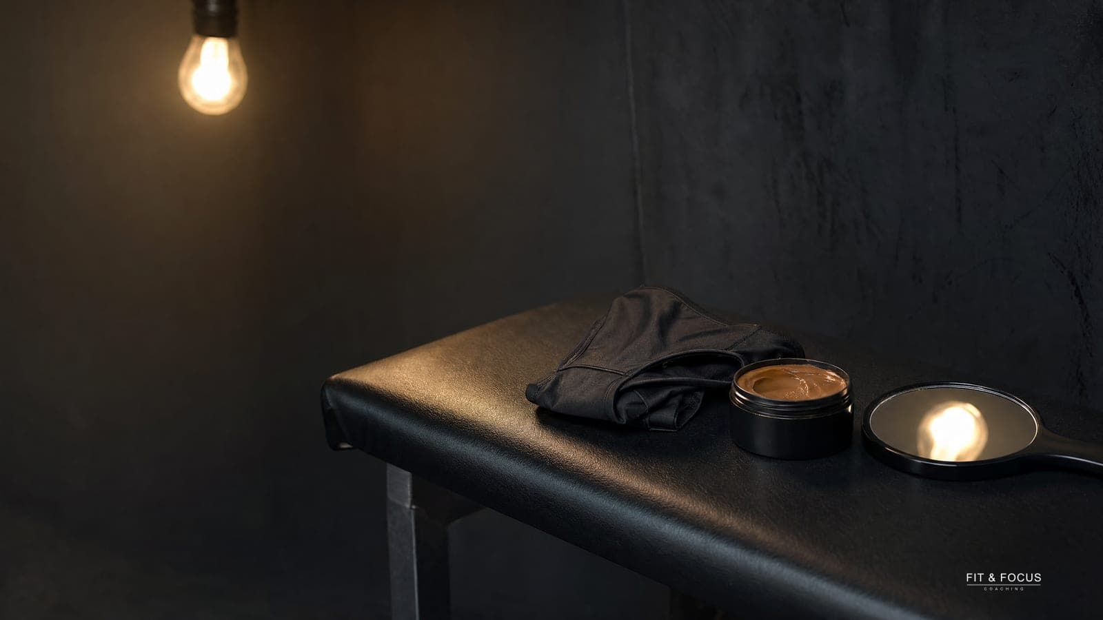 Opgevouwen posingbroekje, een potje bruiningscreme en een handspiegel