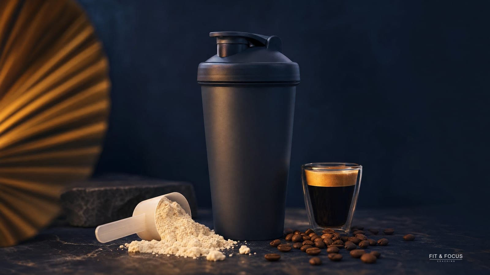 Shaker met gemorst poeder, koffiebonen en een glaasje espresso