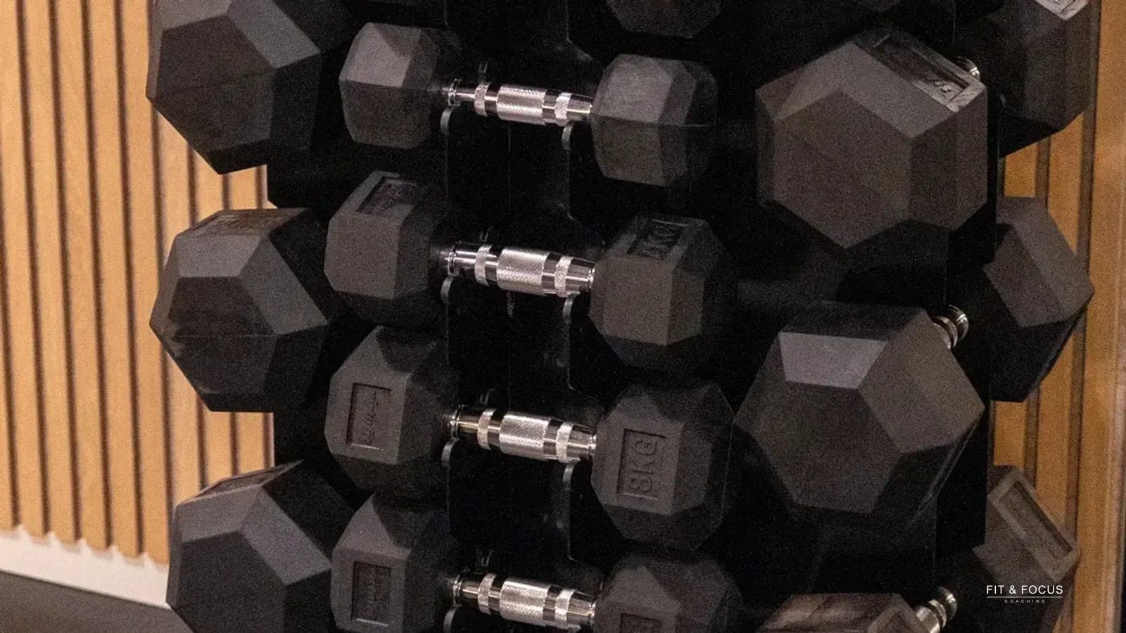Hexagonale dumbbells van dichtbij in het rek