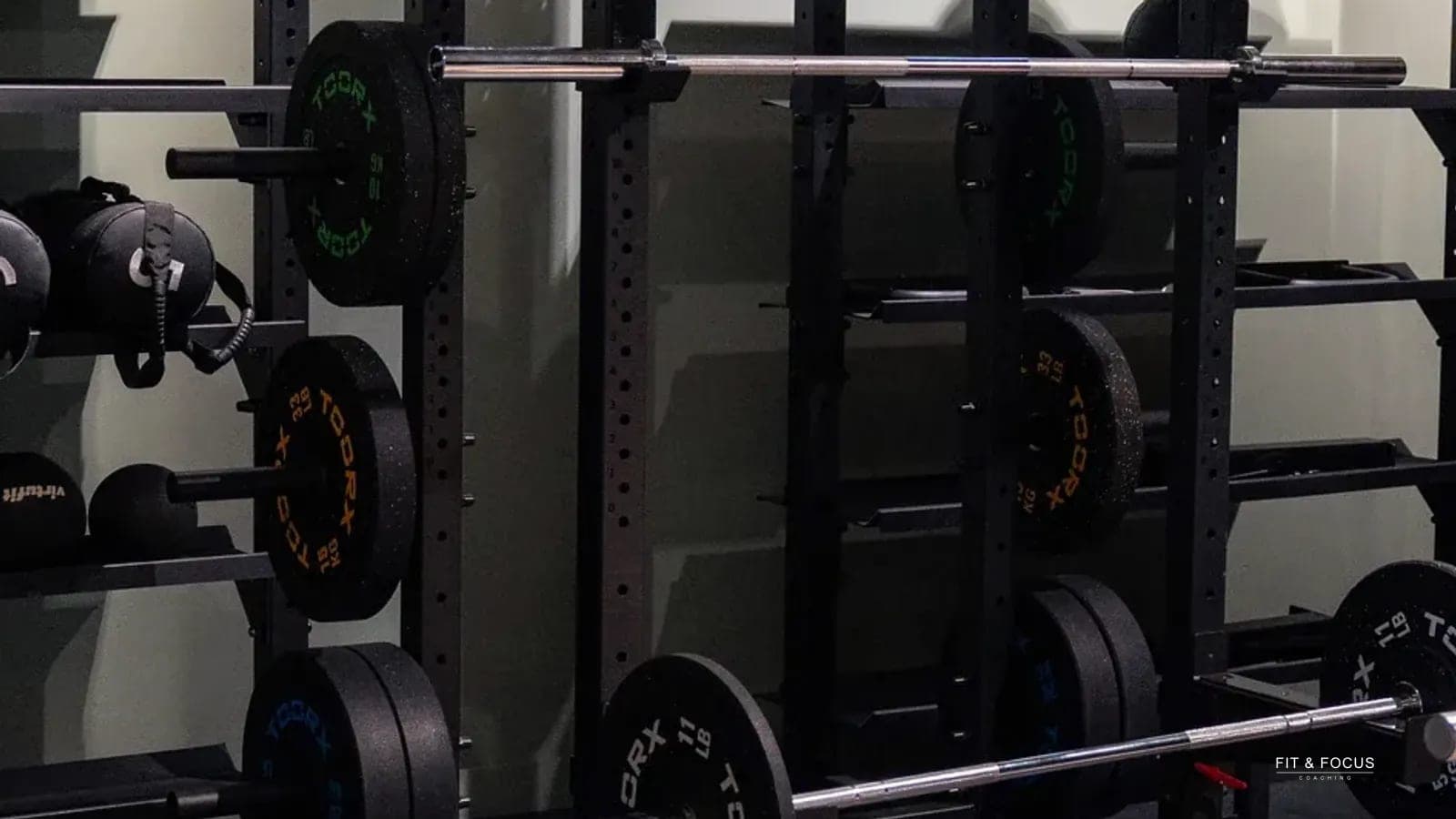 Halterstang en schijven in het powerrack