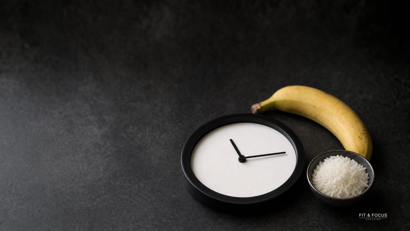 Een banaan, een kommetje rijst en een wandklok zonder cijfers