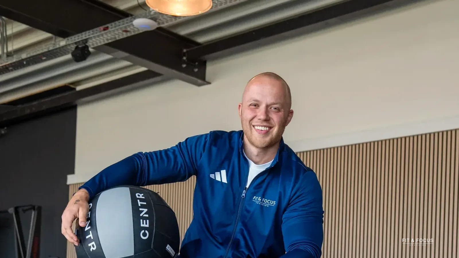 Coach Job de Boer met een medicijnbal in de trainingsruimte