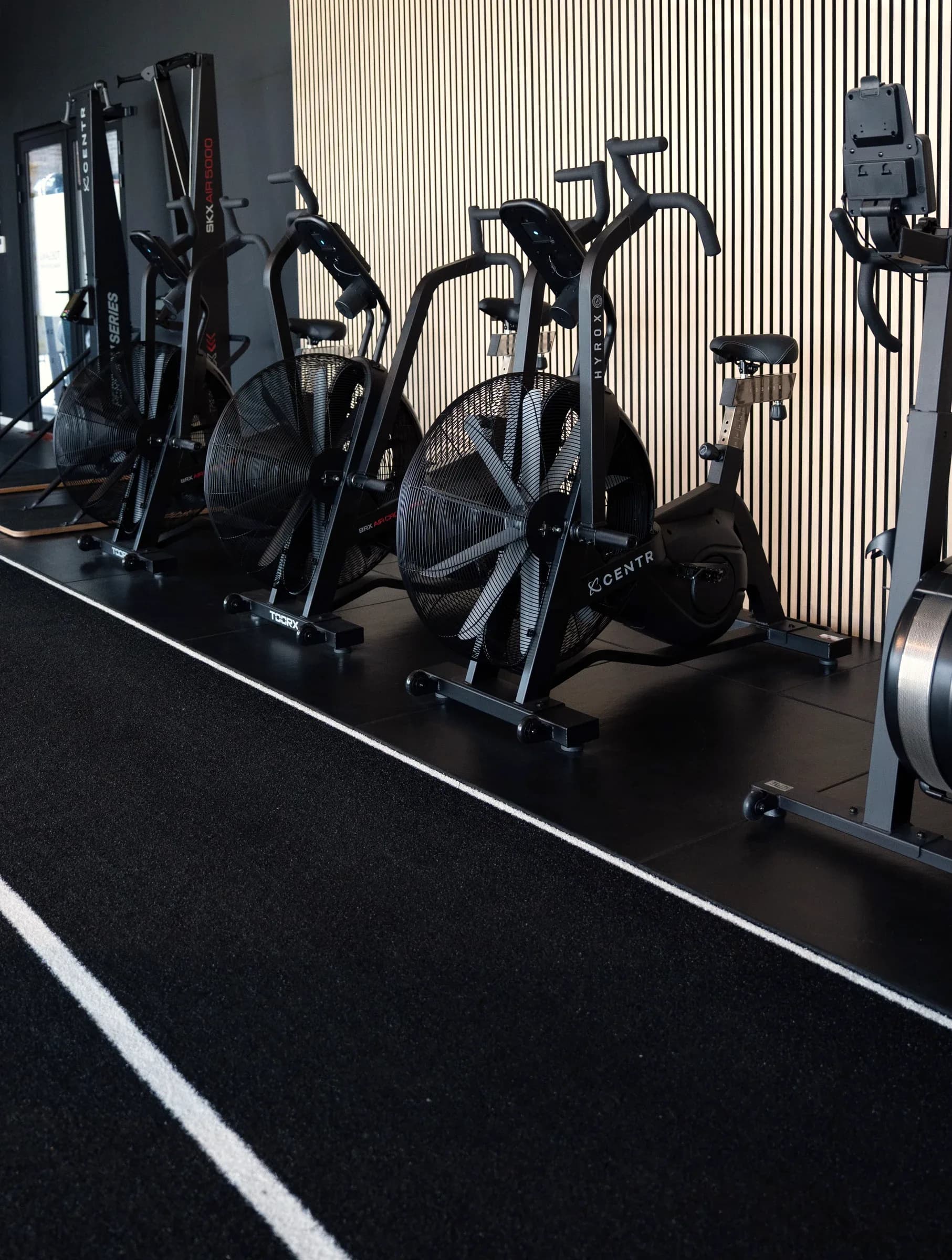 Airbikes op een rij langs de trainingsbaan