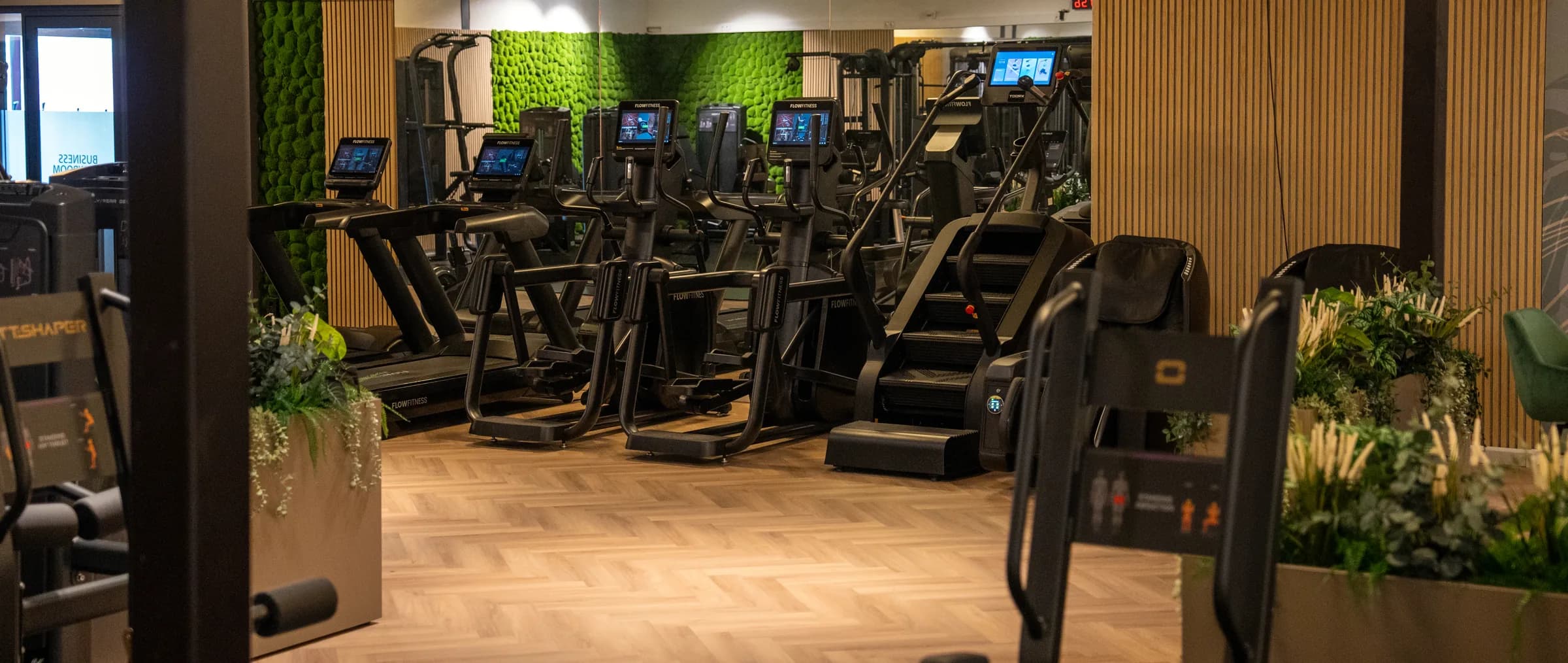 Cardio-afdeling met loopbanden en moswand
