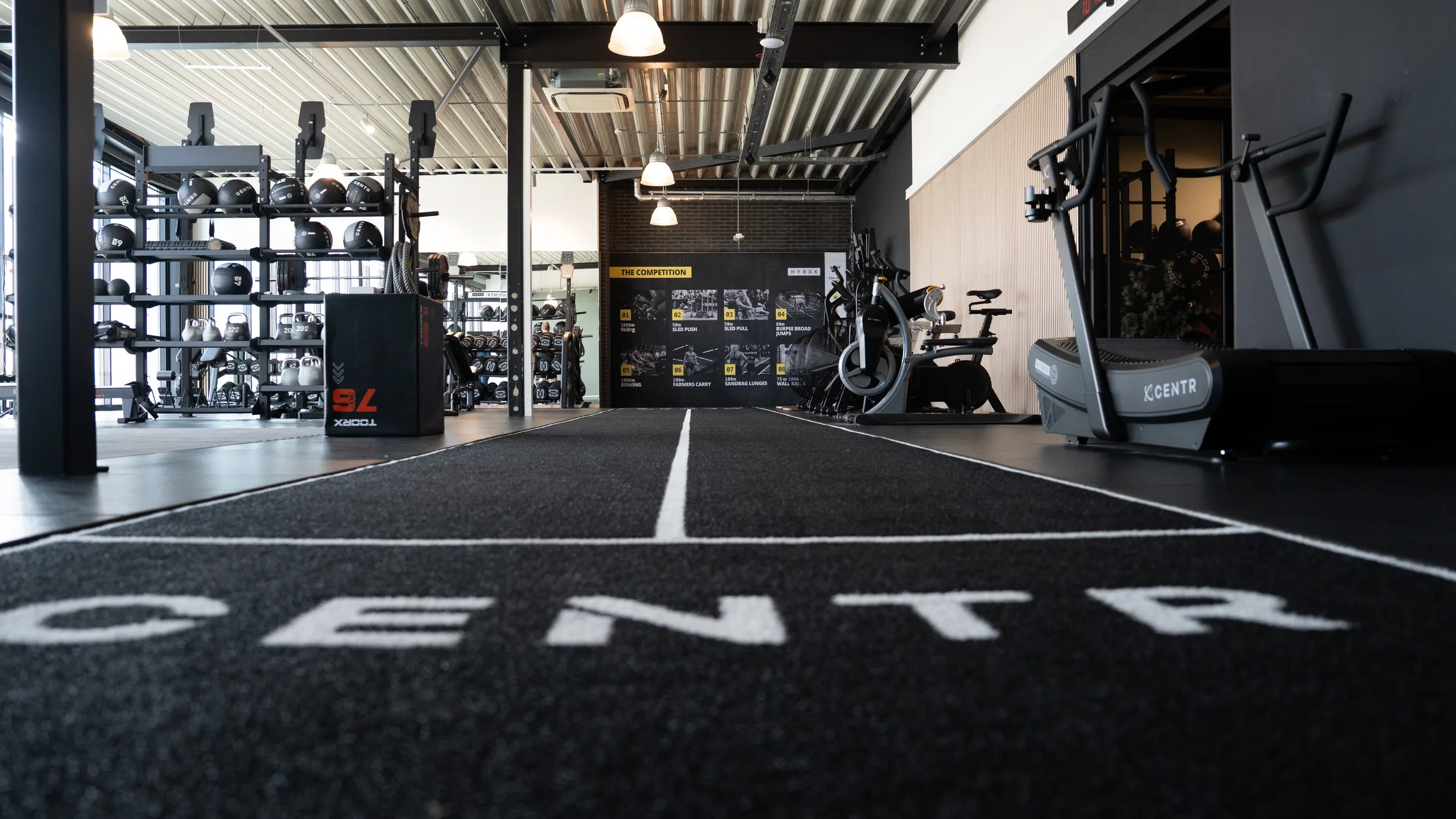 Functionele trainingsbaan met CENTR-belettering bij Fit & Focus in Hengelo