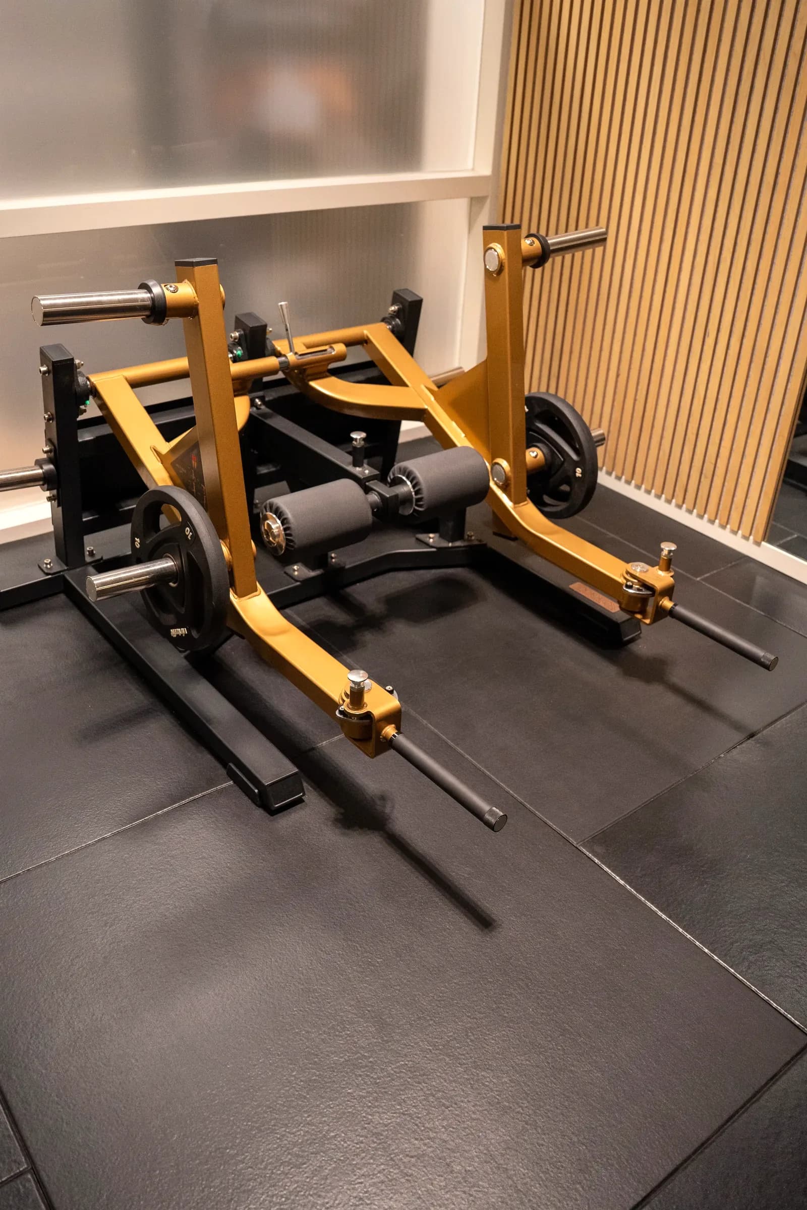 Pendulum squat-machine met gouden frame