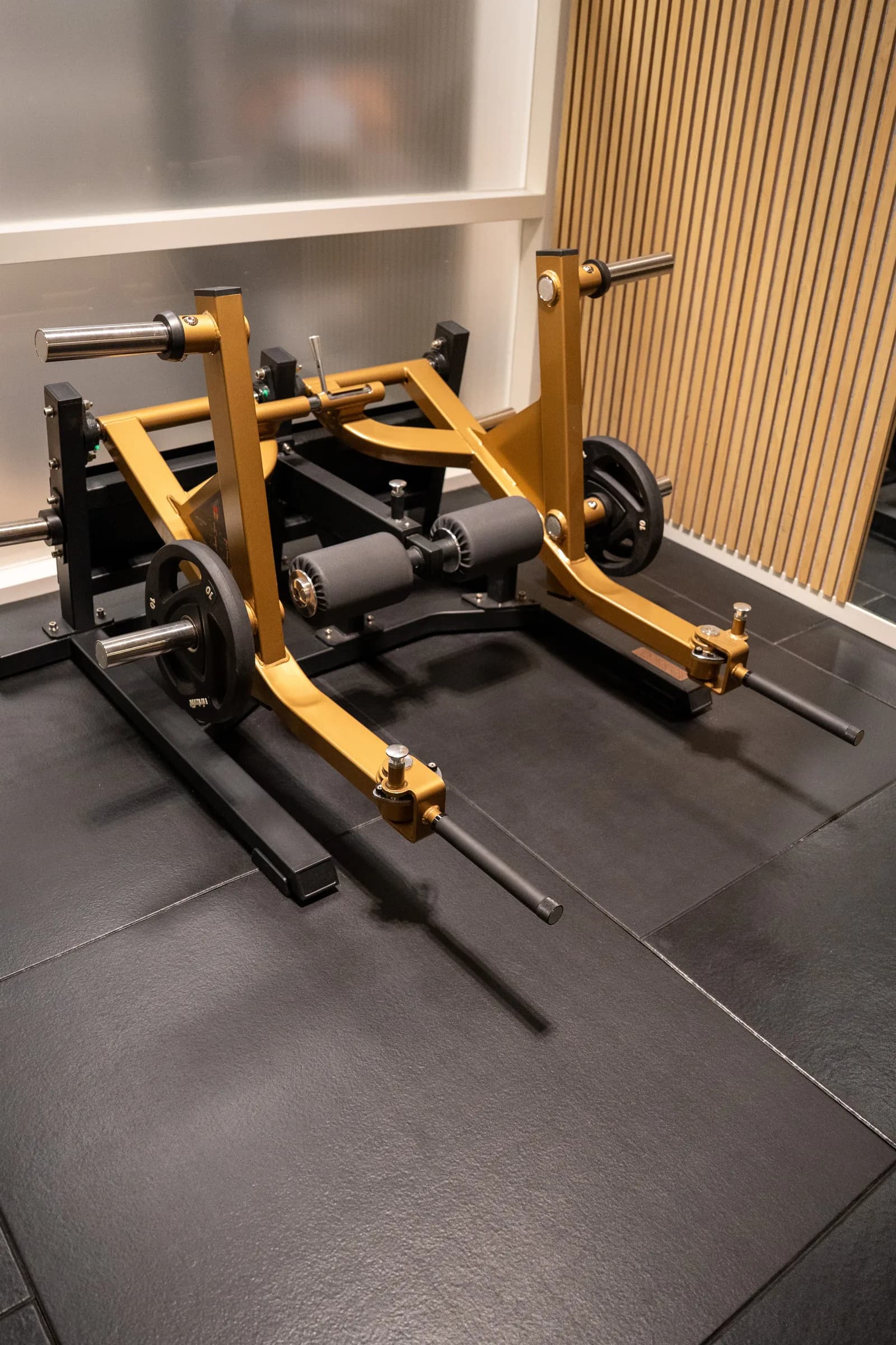 Pendulum squat-machine met gouden frame