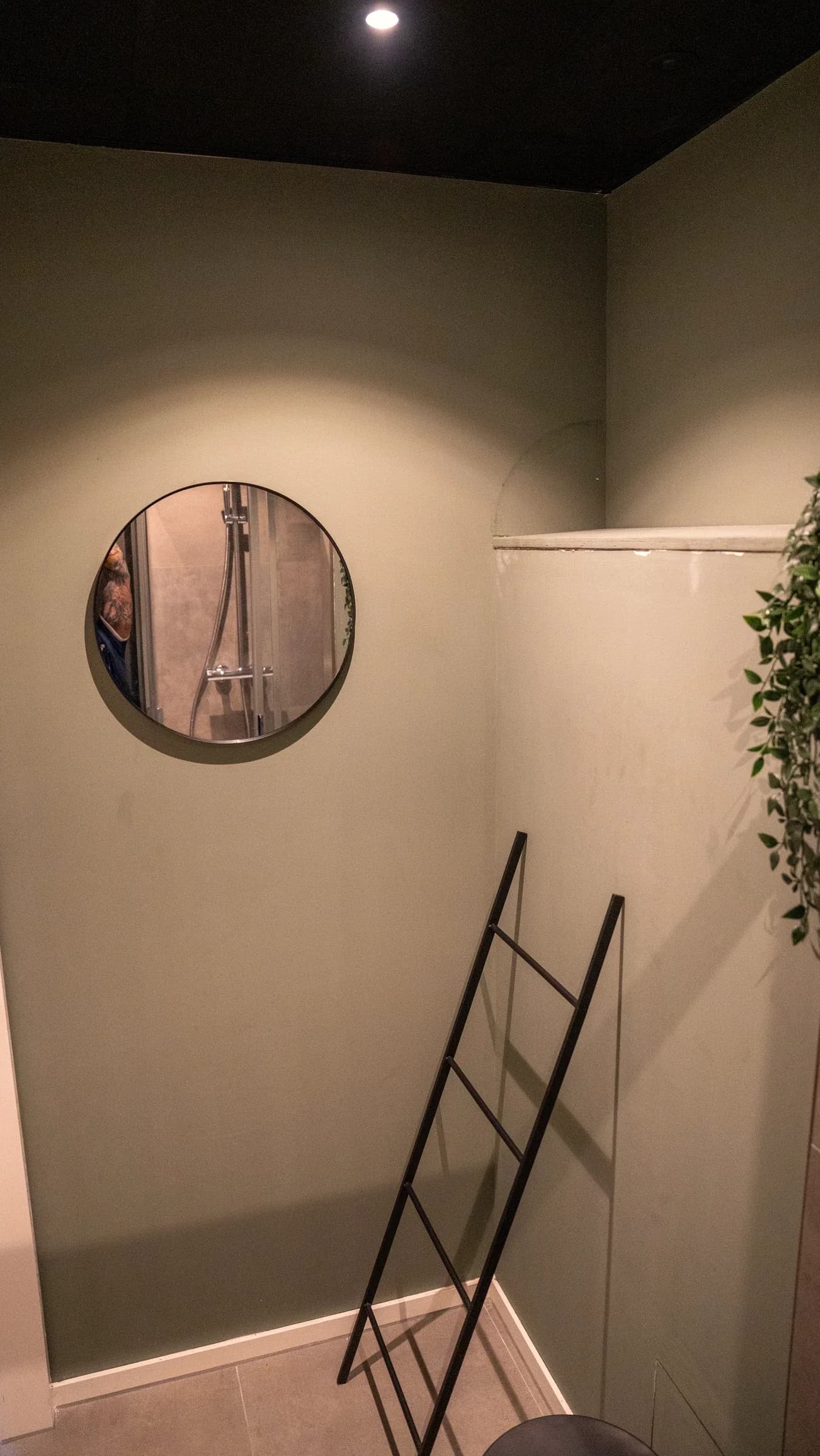 Wasruimte met ronde spiegel en handdoekrek
