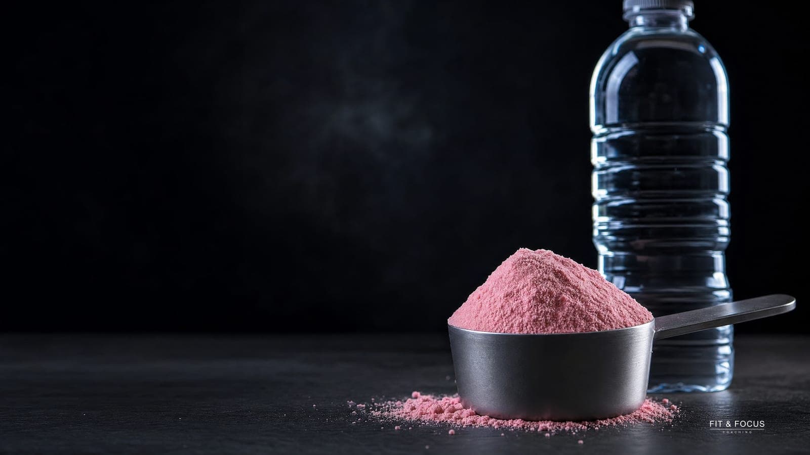 Maatschepje met roze poeder en een waterfles op een donkere ondergrond