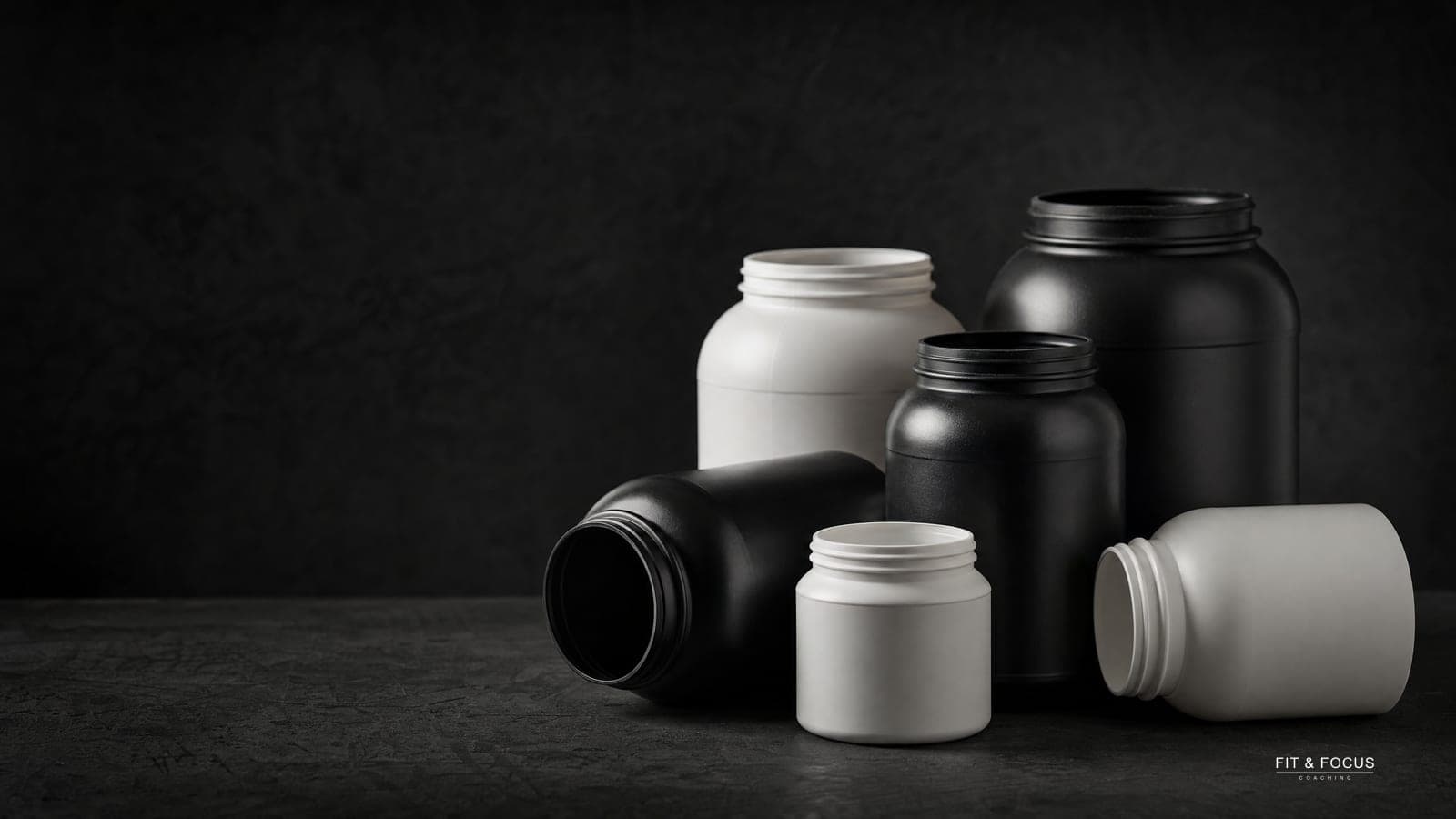 Een stapel lege, blanco supplementenpotten door elkaar