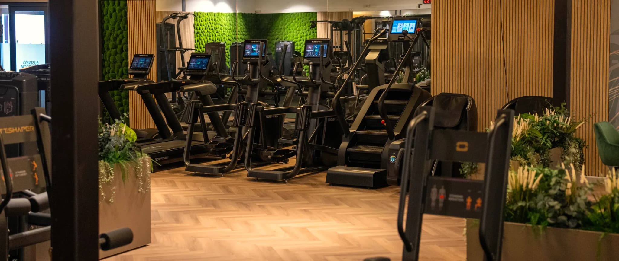Cardio-afdeling met loopbanden en moswand
