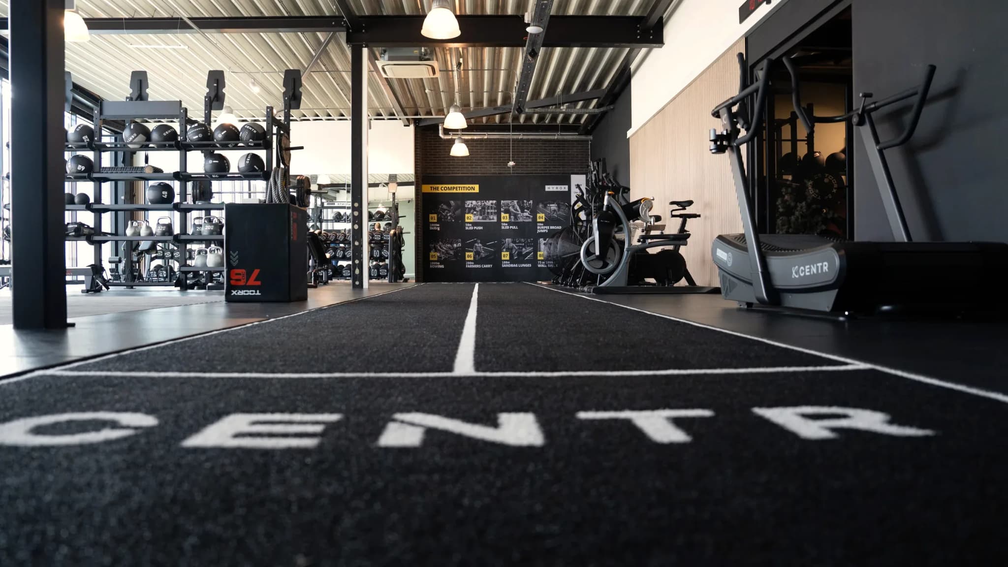 Functionele trainingsbaan met CENTR-belettering bij Fit & Focus in Hengelo